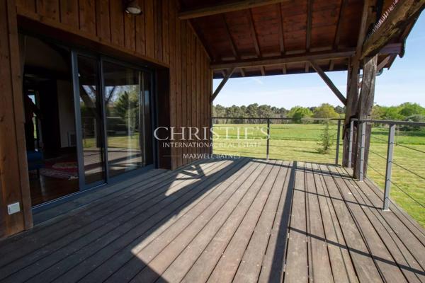 SECHOIR DE TABAC réaffectée nichée dans un cadre rural pittoresque, offrant 5 hectares de terre qui vous relient harmonieusement à la nature.