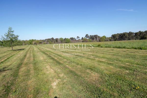 SECHOIR DE TABAC réaffectée nichée dans un cadre rural pittoresque, offrant 5 hectares de terre qui vous relient harmonieusement à la nature.