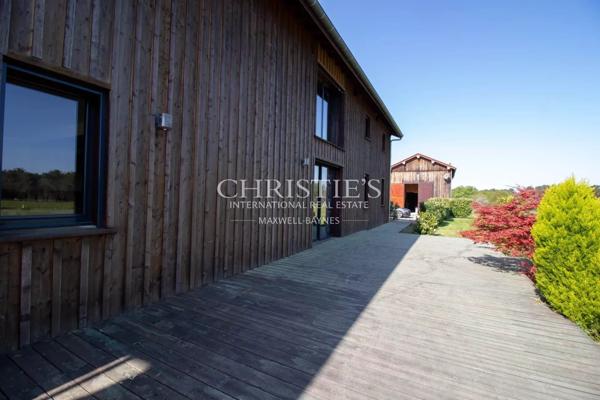 SECHOIR DE TABAC réaffectée nichée dans un cadre rural pittoresque, offrant 5 hectares de terre qui vous relient harmonieusement à la nature.