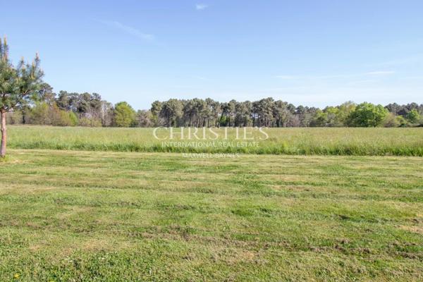 SECHOIR DE TABAC réaffectée nichée dans un cadre rural pittoresque, offrant 5 hectares de terre qui vous relient harmonieusement à la nature.