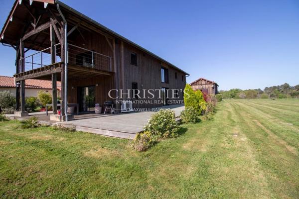SECHOIR DE TABAC réaffectée nichée dans un cadre rural pittoresque, offrant 5 hectares de terre qui vous relient harmonieusement à la nature.