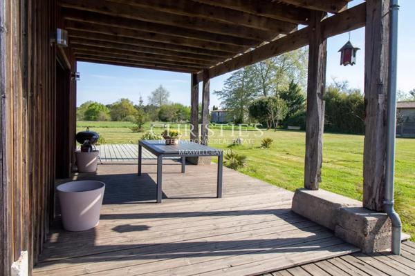SECHOIR DE TABAC réaffectée nichée dans un cadre rural pittoresque, offrant 5 hectares de terre qui vous relient harmonieusement à la nature.