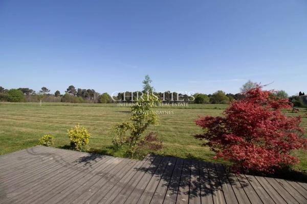 SECHOIR DE TABAC réaffectée nichée dans un cadre rural pittoresque, offrant 5 hectares de terre qui vous relient harmonieusement à la nature.
