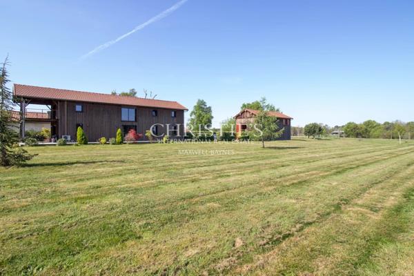SECHOIR DE TABAC réaffectée nichée dans un cadre rural pittoresque, offrant 5 hectares de terre qui vous relient harmonieusement à la nature.