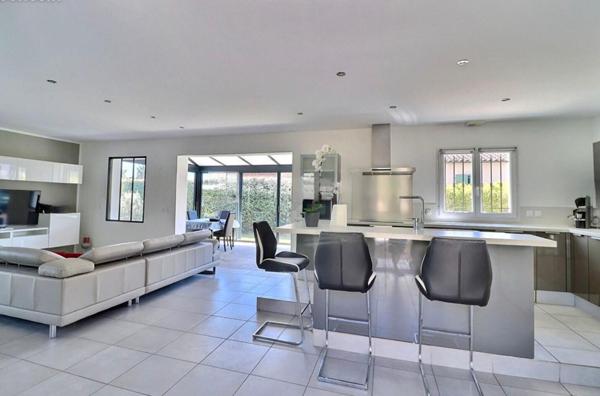 Cuers Var- villa individuelle récente avec garage et piscine-3 chambres