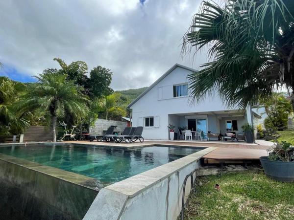 Maison F6 de 220 m² sur un terrain d'environ 1800 m² à RAVINE SECHE