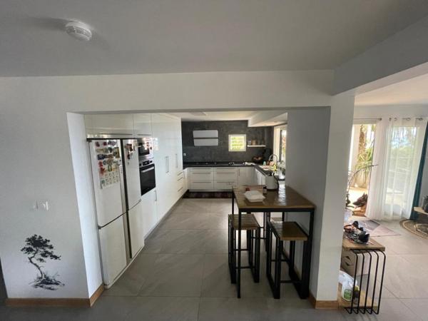 Maison F6 de 220 m² sur un terrain d'environ 1800 m² à RAVINE SECHE