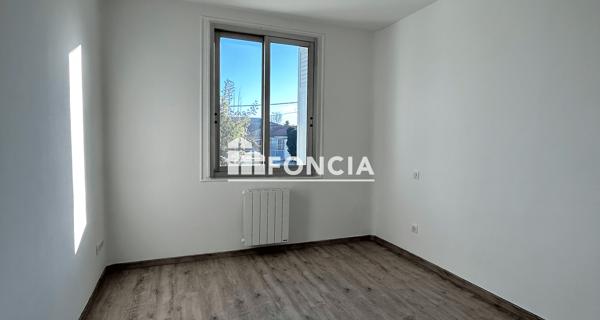 Location Appartement 4 pièces 131.83 m² - Mondragon 84430
