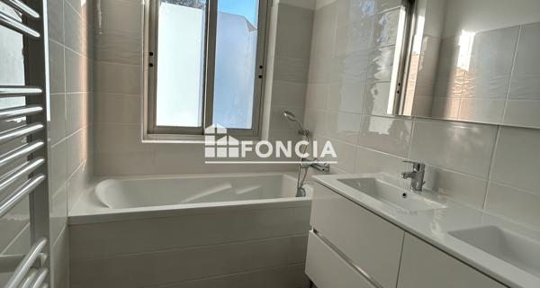 Location Appartement 4 pièces 131.83 m² - Mondragon 84430