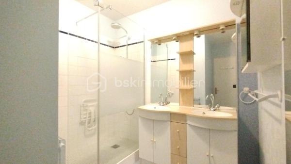 Découvrez ce vaste appartement situé au centre de Poissy, une ville qui combine le charme urbain et la tranquillité du quotidien. Ce bien de 81,17 m² au premier étage d’une copropriété avec ascenseur offre un cadre de vie paisible et sans vis-à-vis.

Cet appartement se compose de 4 pièces spacieuses, dont 3 chambres, une salle d’eau, un séjour lumineux, et un balcon pour profiter du calme environnant. Au confort de la climatisation s’ajoute la sécurité d’un digicode.

Les atouts extérieurs ne manquent pas : un parking privatif, une cave pratique et un accès rapide aux transports en commun (bus et train), commerces, et écoles. Avec des charges annuelles maîtrisées et une situation résidentielle idéale, cet appartement est une belle opportunité en centre-ville.

 Taxes foncières : 1634 €.