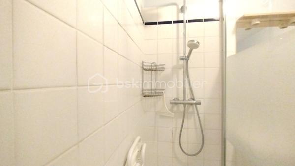 Découvrez ce vaste appartement situé au centre de Poissy, une ville qui combine le charme urbain et la tranquillité du quotidien. Ce bien de 81,17 m² au premier étage d’une copropriété avec ascenseur offre un cadre de vie paisible et sans vis-à-vis.

Cet appartement se compose de 4 pièces spacieuses, dont 3 chambres, une salle d’eau, un séjour lumineux, et un balcon pour profiter du calme environnant. Au confort de la climatisation s’ajoute la sécurité d’un digicode.

Les atouts extérieurs ne manquent pas : un parking privatif, une cave pratique et un accès rapide aux transports en commun (bus et train), commerces, et écoles. Avec des charges annuelles maîtrisées et une situation résidentielle idéale, cet appartement est une belle opportunité en centre-ville.

 Taxes foncières : 1634 €.