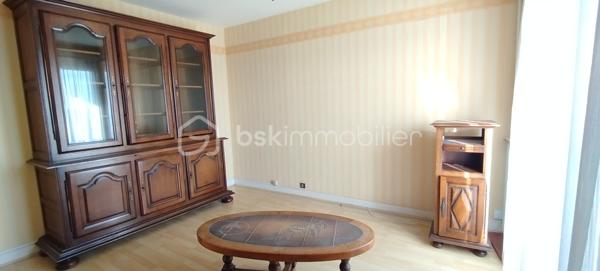 Découvrez ce vaste appartement situé au centre de Poissy, une ville qui combine le charme urbain et la tranquillité du quotidien. Ce bien de 81,17 m² au premier étage d’une copropriété avec ascenseur offre un cadre de vie paisible et sans vis-à-vis.

Cet appartement se compose de 4 pièces spacieuses, dont 3 chambres, une salle d’eau, un séjour lumineux, et un balcon pour profiter du calme environnant. Au confort de la climatisation s’ajoute la sécurité d’un digicode.

Les atouts extérieurs ne manquent pas : un parking privatif, une cave pratique et un accès rapide aux transports en commun (bus et train), commerces, et écoles. Avec des charges annuelles maîtrisées et une situation résidentielle idéale, cet appartement est une belle opportunité en centre-ville.

 Taxes foncières : 1634 €.