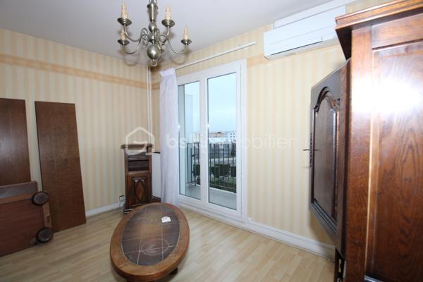 Découvrez ce vaste appartement situé au centre de Poissy, une ville qui combine le charme urbain et la tranquillité du quotidien. Ce bien de 81,17 m² au premier étage d’une copropriété avec ascenseur offre un cadre de vie paisible et sans vis-à-vis.

Cet appartement se compose de 4 pièces spacieuses, dont 3 chambres, une salle d’eau, un séjour lumineux, et un balcon pour profiter du calme environnant. Au confort de la climatisation s’ajoute la sécurité d’un digicode.

Les atouts extérieurs ne manquent pas : un parking privatif, une cave pratique et un accès rapide aux transports en commun (bus et train), commerces, et écoles. Avec des charges annuelles maîtrisées et une situation résidentielle idéale, cet appartement est une belle opportunité en centre-ville.

 Taxes foncières : 1634 €.