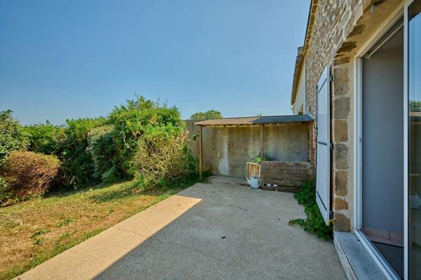 Longère 37m de long divisée en 5 duplex T3