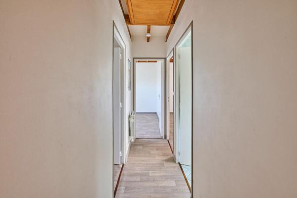 Longère 37m de long divisée en 5 duplex T3