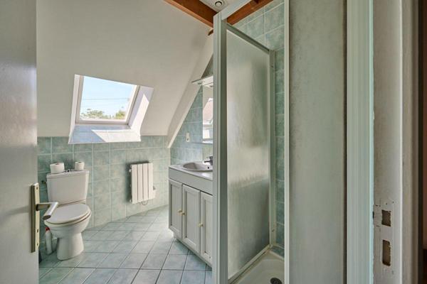 Longère 37m de long divisée en 5 duplex T3