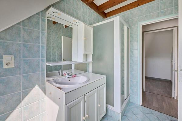 Longère 37m de long divisée en 5 duplex T3