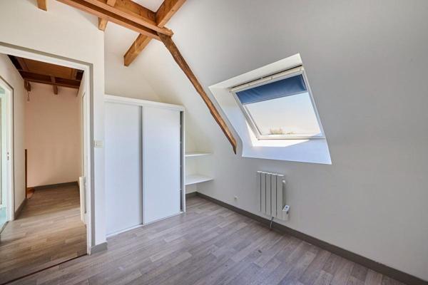 Longère 37m de long divisée en 5 duplex T3