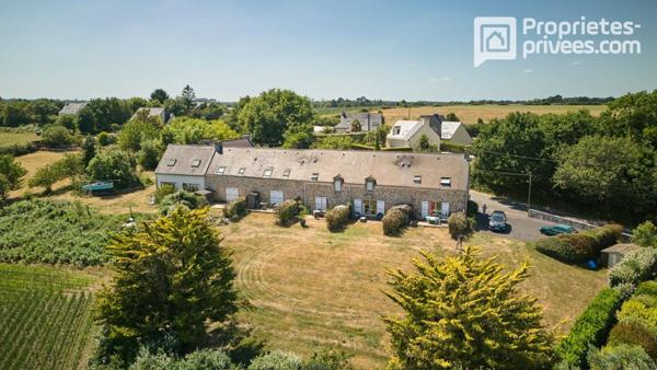 Longère 37m de long divisée en 5 duplex T3