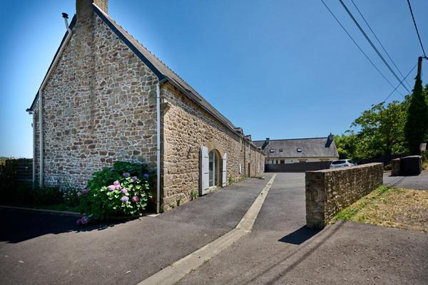 Longère 37m de long divisée en 5 duplex T3