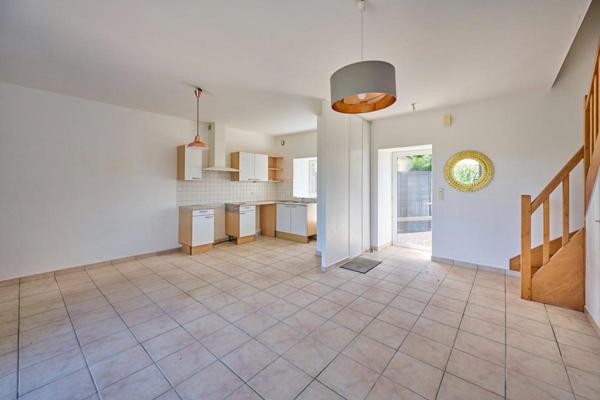 Longère 37m de long divisée en 5 duplex T3