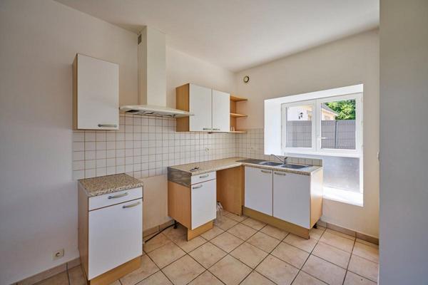 Longère 37m de long divisée en 5 duplex T3