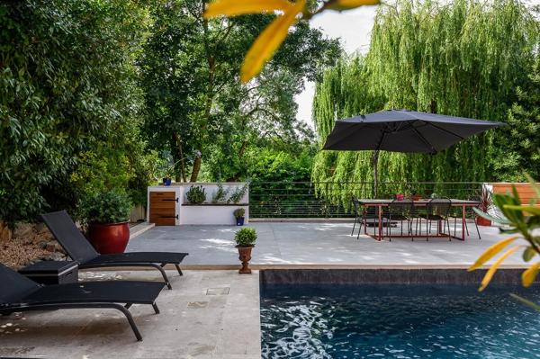 Massieux Bourg, limite Genay – Propriété historique de 275 m² – Terrain de 1 100 m² – 3/4 chambres – Bureau – Piscine – Garage – Ruisseau