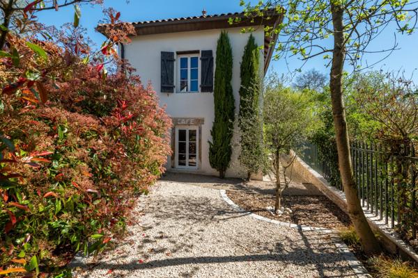 Massieux Bourg, limite Genay – Propriété historique de 275 m² – Terrain de 1 100 m² – 3/4 chambres – Bureau – Piscine – Garage – Ruisseau