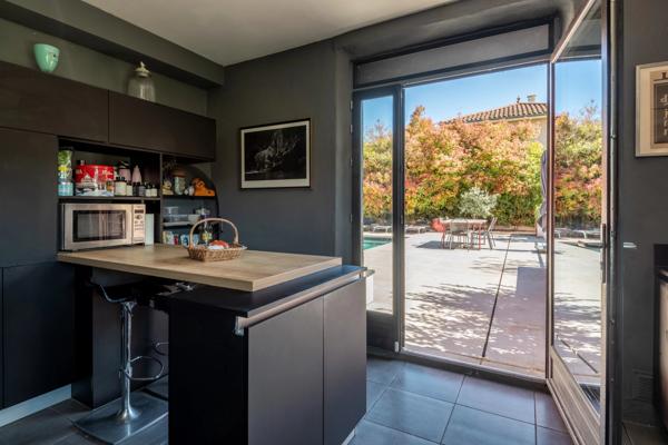 Massieux Bourg, limite Genay – Propriété historique de 275 m² – Terrain de 1 100 m² – 3/4 chambres – Bureau – Piscine – Garage – Ruisseau