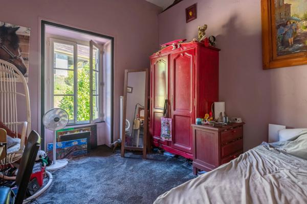 Massieux Bourg, limite Genay – Propriété historique de 275 m² – Terrain de 1 100 m² – 3/4 chambres – Bureau – Piscine – Garage – Ruisseau