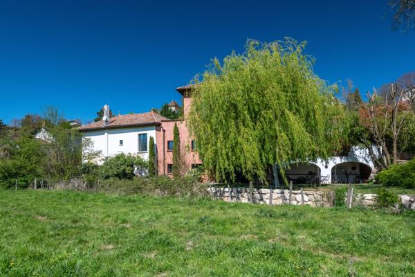 Massieux Bourg, limite Genay – Propriété historique de 275 m² – Terrain de 1 100 m² – 3/4 chambres – Bureau – Piscine – Garage – Ruisseau