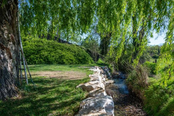Massieux Bourg, limite Genay – Propriété historique de 275 m² – Terrain de 1 100 m² – 3/4 chambres – Bureau – Piscine – Garage – Ruisseau