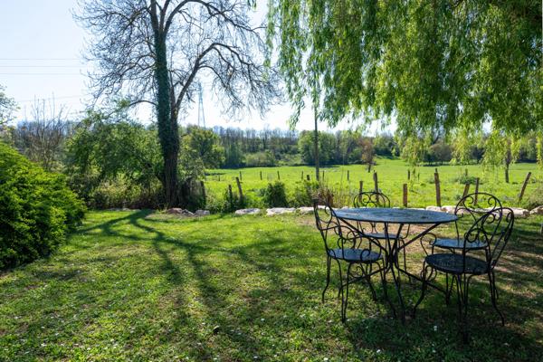 Massieux Bourg, limite Genay – Propriété historique de 275 m² – Terrain de 1 100 m² – 3/4 chambres – Bureau – Piscine – Garage – Ruisseau