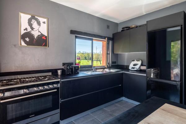 Massieux Bourg, limite Genay – Propriété historique de 275 m² – Terrain de 1 100 m² – 3/4 chambres – Bureau – Piscine – Garage – Ruisseau