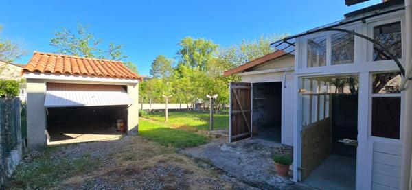 Maison individuelle rénovée, avec jardin et deux garages, au coeur de Ribérac