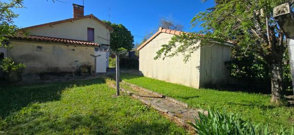 Maison individuelle rénovée, avec jardin et deux garages, au coeur de Ribérac