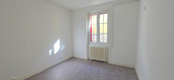 Maison individuelle rénovée, avec jardin et deux garages, au coeur de Ribérac