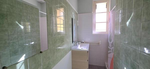 Maison individuelle rénovée, avec jardin et deux garages, au coeur de Ribérac
