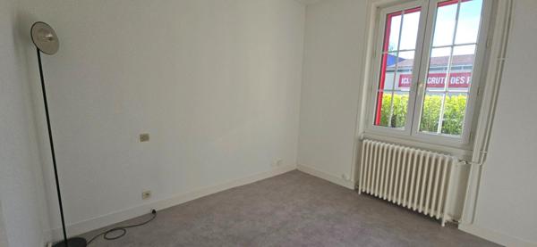 Maison individuelle rénovée, avec jardin et deux garages, au coeur de Ribérac