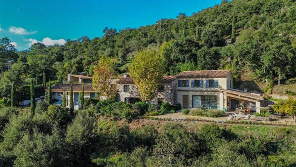 Sur les hauteurs de St Tropez - sublime maison d'architecte