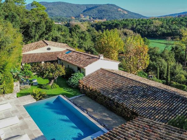 Sur les hauteurs de St Tropez - sublime maison d'architecte