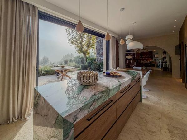 Sur les hauteurs de St Tropez - sublime maison d'architecte