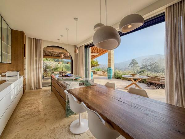 Sur les hauteurs de St Tropez - sublime maison d'architecte