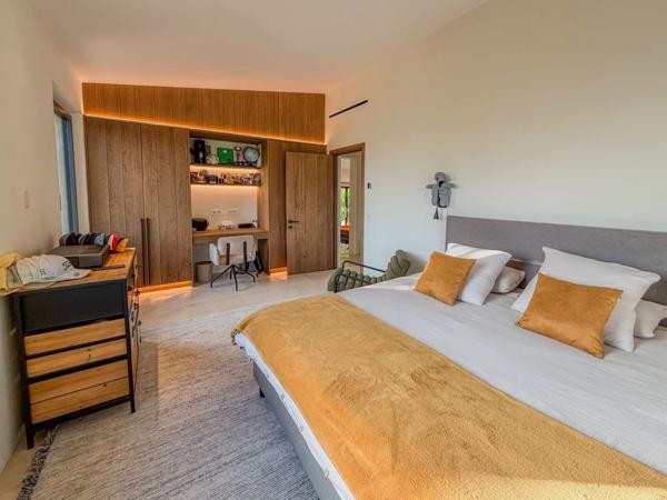 Sur les hauteurs de St Tropez - sublime maison d'architecte