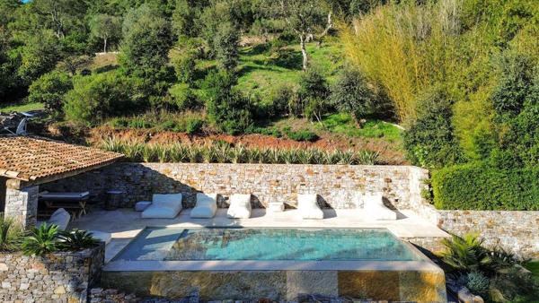 Sur les hauteurs de St Tropez - sublime maison d'architecte