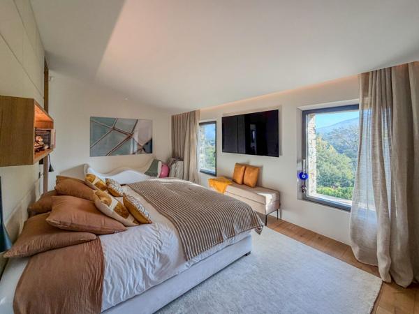 Sur les hauteurs de St Tropez - sublime maison d'architecte