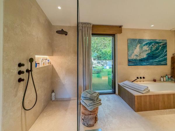 Sur les hauteurs de St Tropez - sublime maison d'architecte