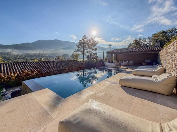 Sur les hauteurs de St Tropez - sublime maison d'architecte
