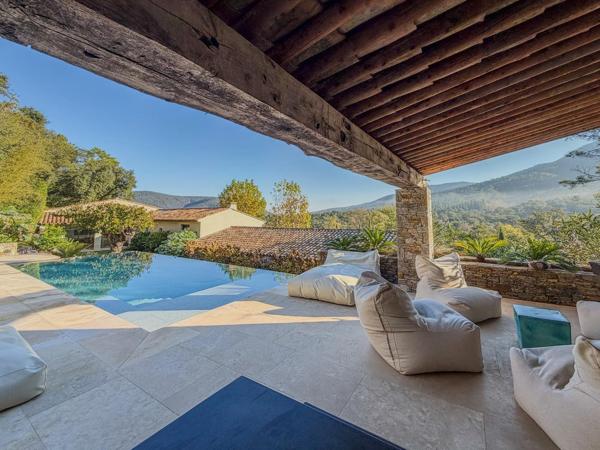Sur les hauteurs de St Tropez - sublime maison d'architecte