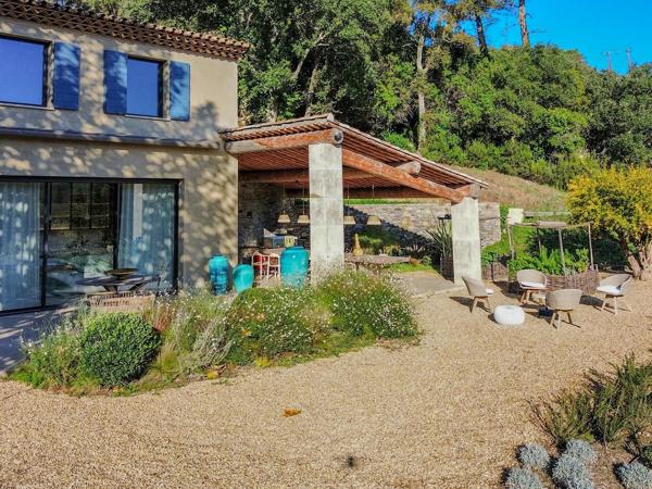 Sur les hauteurs de St Tropez - sublime maison d'architecte